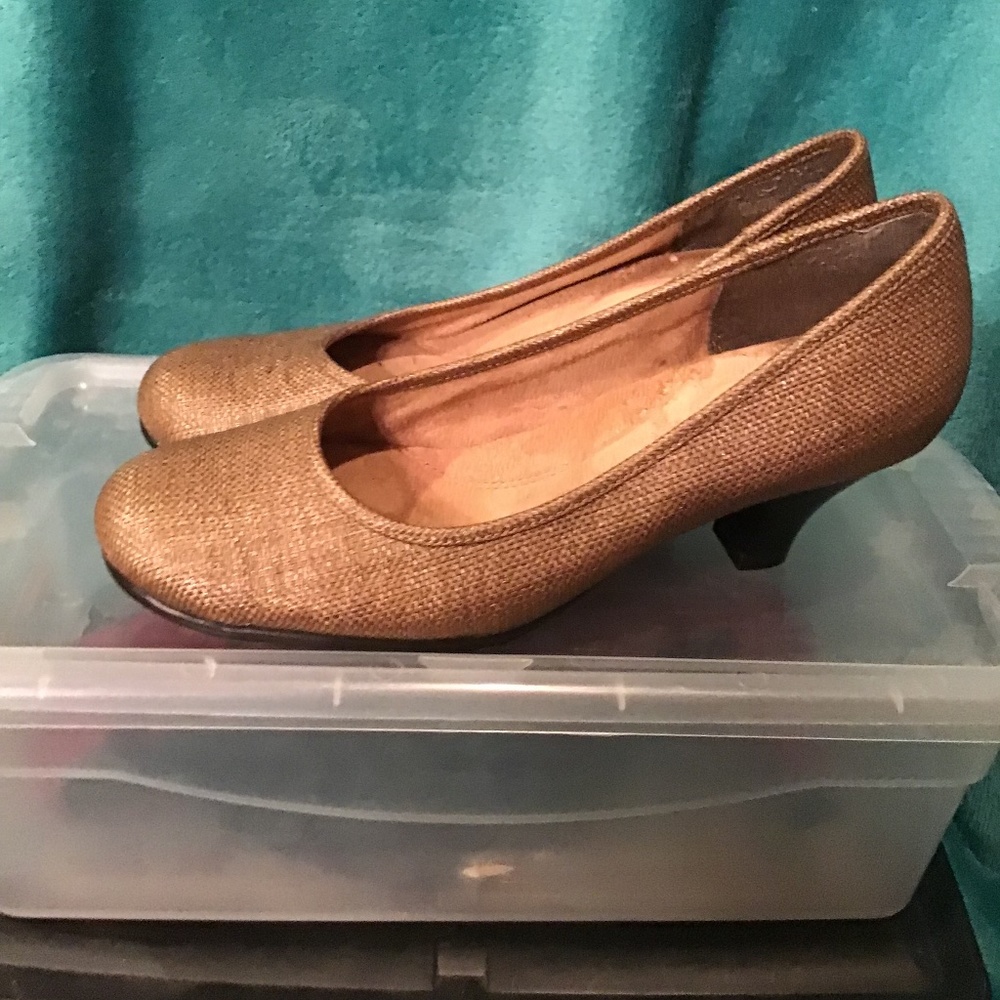 💚3/$25 Aerosoles size 7 medium shiny gold textured 2” dark brown heels